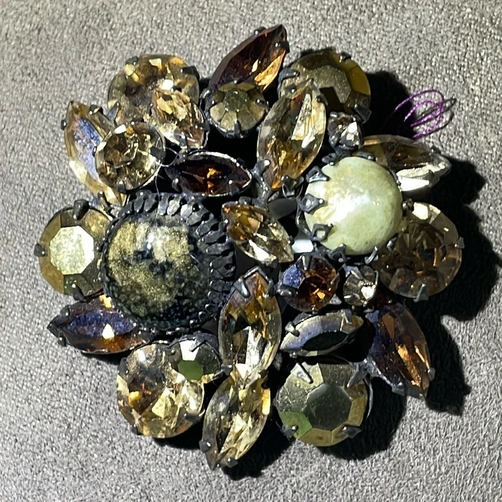 Regency signed sparkly prong set raised brooch